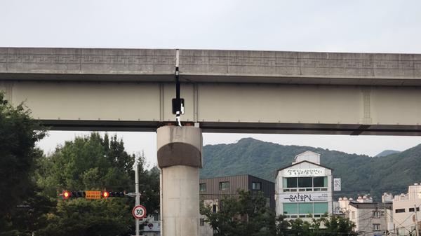 기둥 위 구조물 사이 공간이 위험해 보임