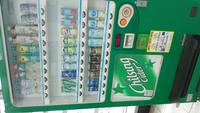 오늘 8월 6일자 지내역 자동판매기 상태 - 음료 대부분이 다 나가고 구매할수있는 음료의 다양성이 현저히 떨어진다.