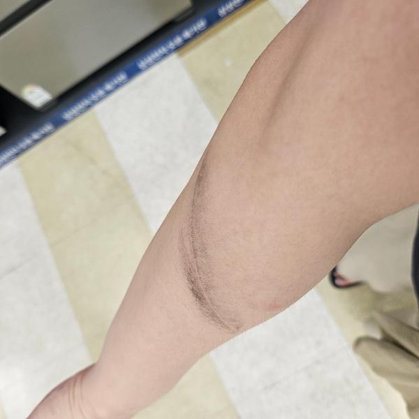 문에 끼여서 더러워짐