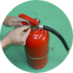 소화기 안전핀을 뽑는다.