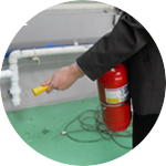 소화기 호스를 화재방향으로 향한다.