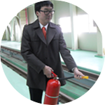 소화기 손잡이를 움켜쥔다.