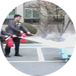 바람을 등지고 빗자루 
쓸듯이 화재현장에 방사한다.