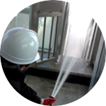 관창노즐을 견고히 잡고 화재현장에 분사