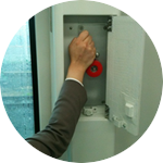 비상도어레버를 아래쪽으로 돌려서 출입문을 개방함