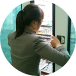 열차 출입문은 양쪽으로 잡고 개방함