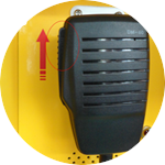 빨간선 안의 PTT버튼을 누르면 관제와 통화가능