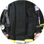 공기호흡기를 어깨에 메고 몸에 맞게 고정시킨다.