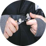 면체호스 플러그 ①을 멜빵에 고정된 커플링소켓 ②에 연결시킨다.