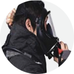 면체를 머리 위에 덮어 씌운다.