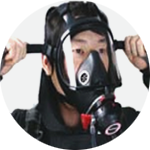 머리조절끈을 잡아당겨 얼굴에 밀착시킨다.