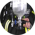 용기 밸브를 열어준다.